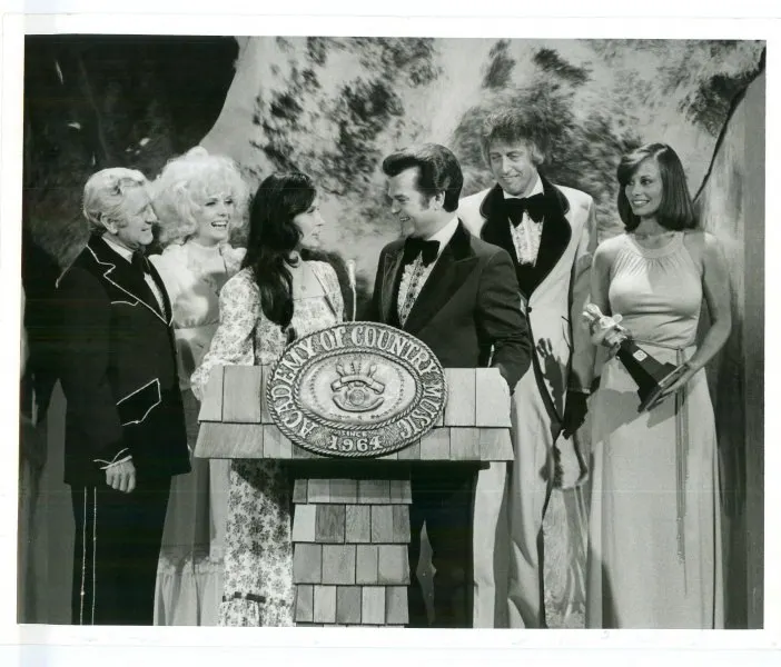 Loretta Lynn and Conway Twitty accept their award, 1975