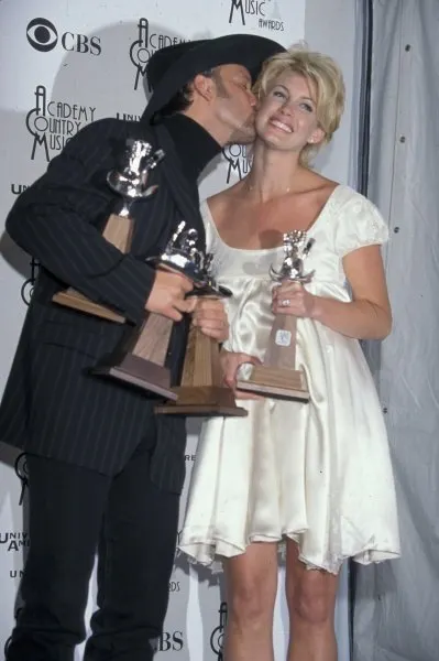 Tim McGraw and Faith Hill with their trophies, 1998