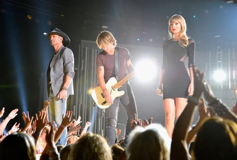 Tim McGraw, Keith Urban and Taylor Swift perform, 2013